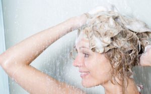 شامپو چیست و چگونه موها را تمیز می‌کند؟